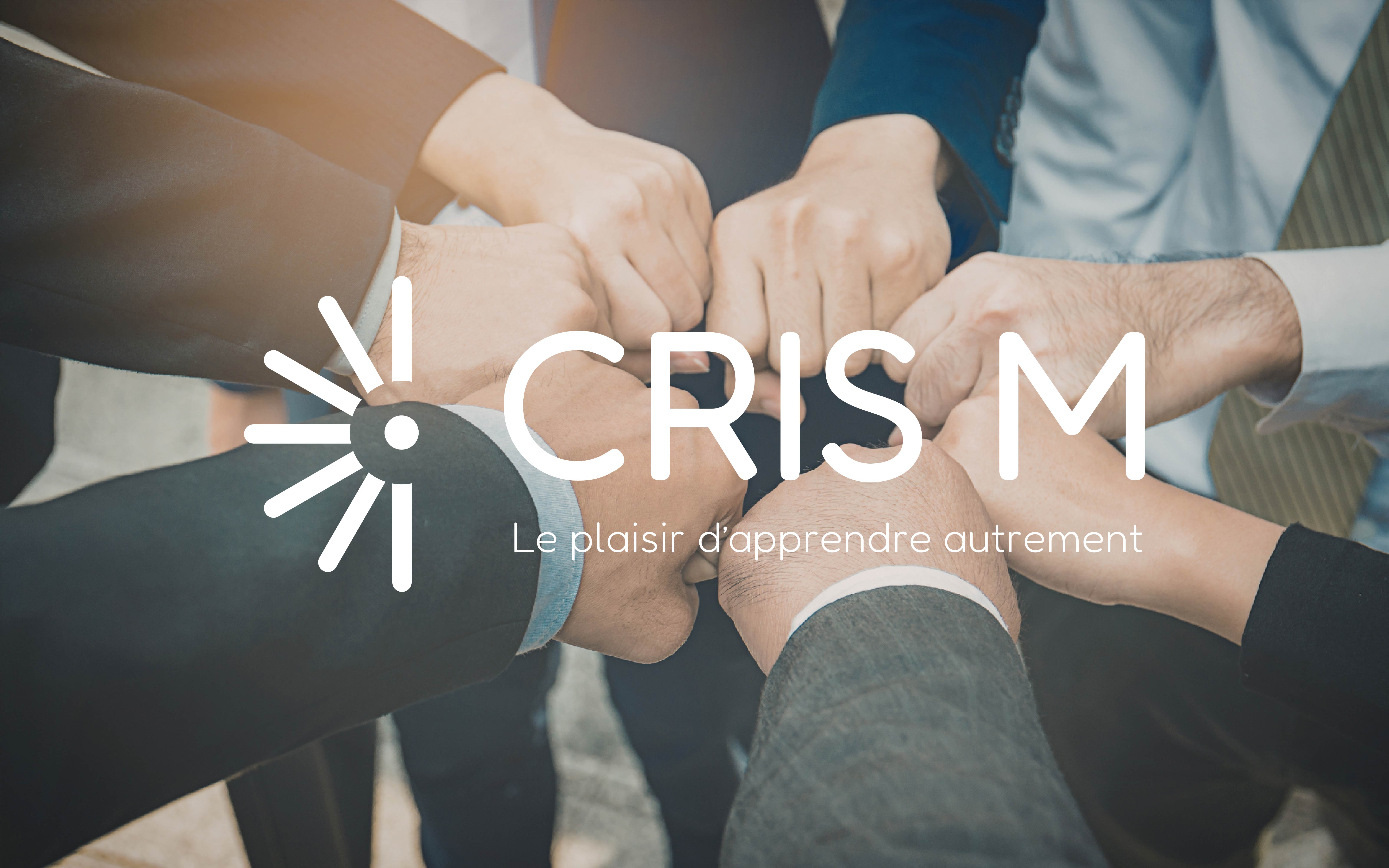 sept personnes se tapant le point, et le logo de Cris M.