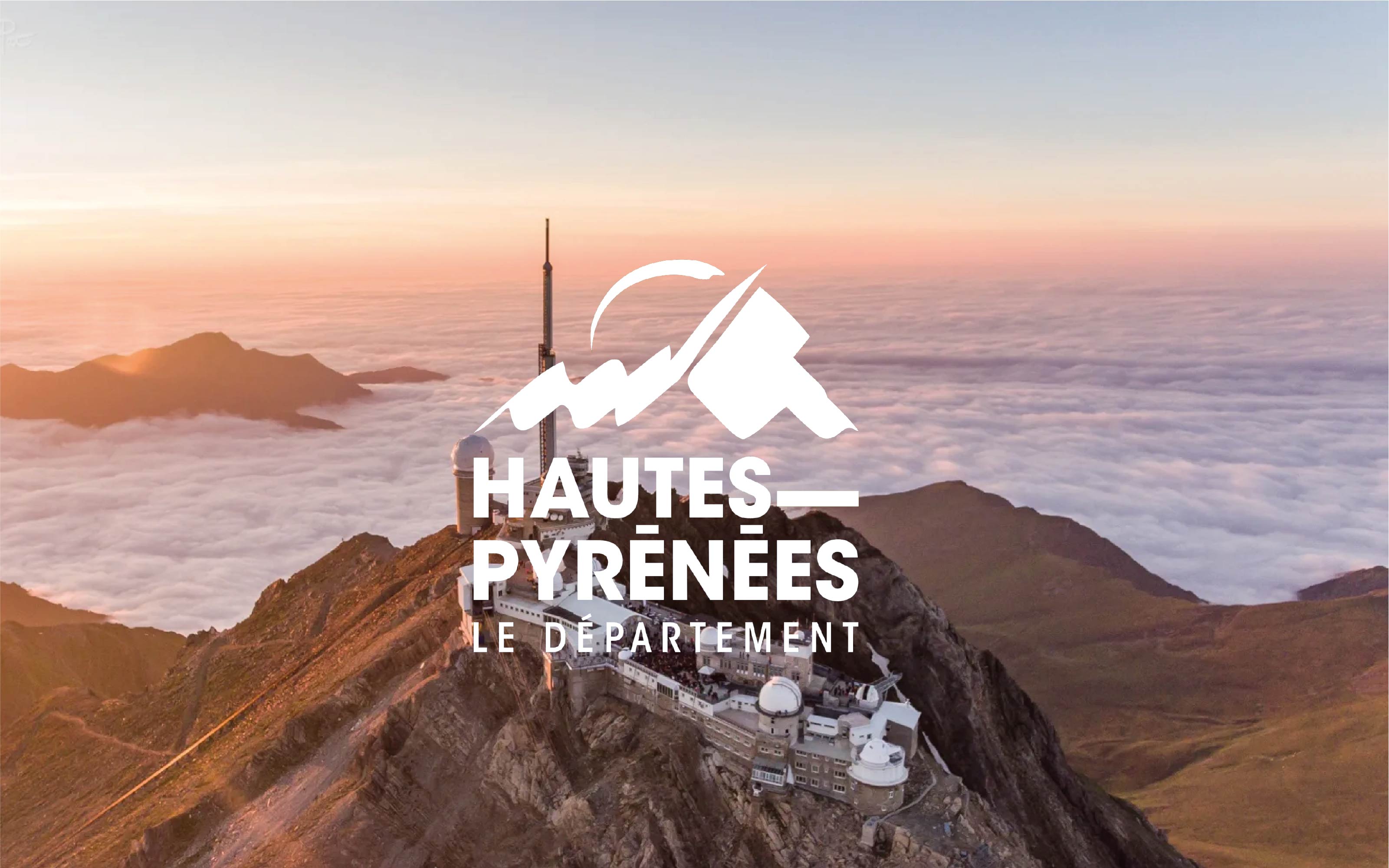 Le Pic du Midi de Bigorre au coucher du soleil, avec le logo du département des Hautes-Pyrénées.