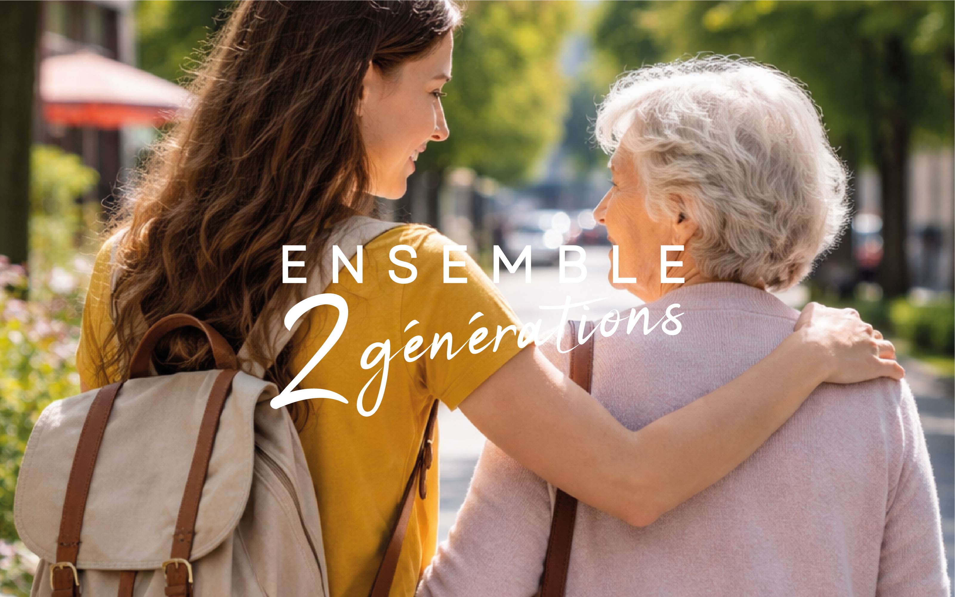Une étudiante et une seniore de dos marchant dans la rue, avec le logo d'Ensemble2générations