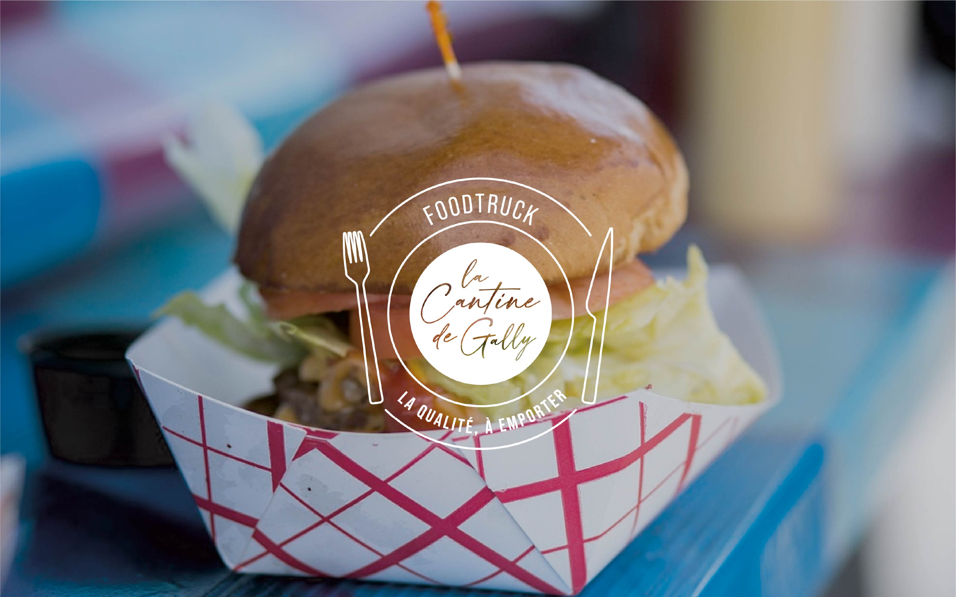 burger dans une barquette, avec le logo de la Cantine de Gally