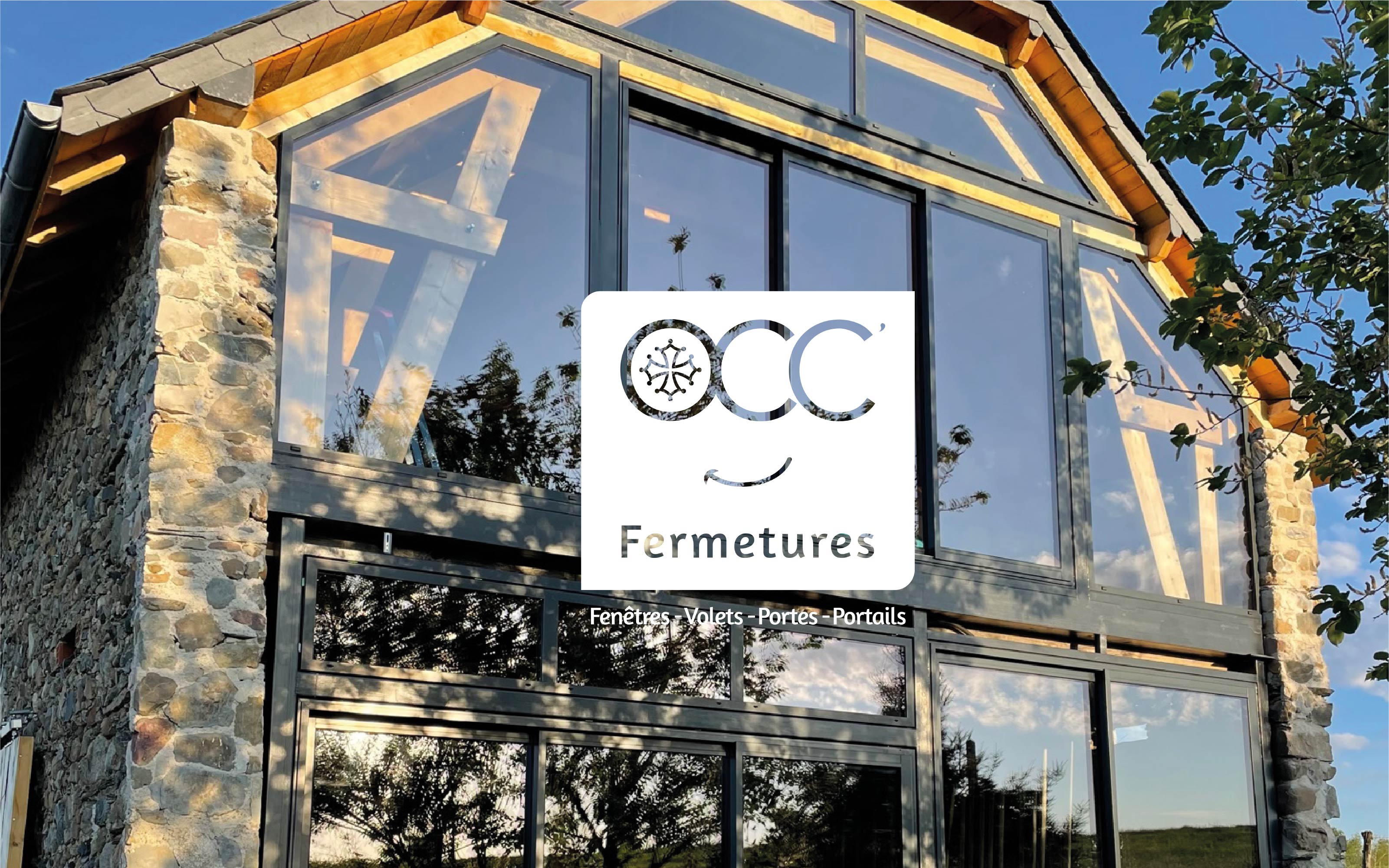 grange rénovée avec une façade vitrée, et le logo d'Occ'Fermetures.
