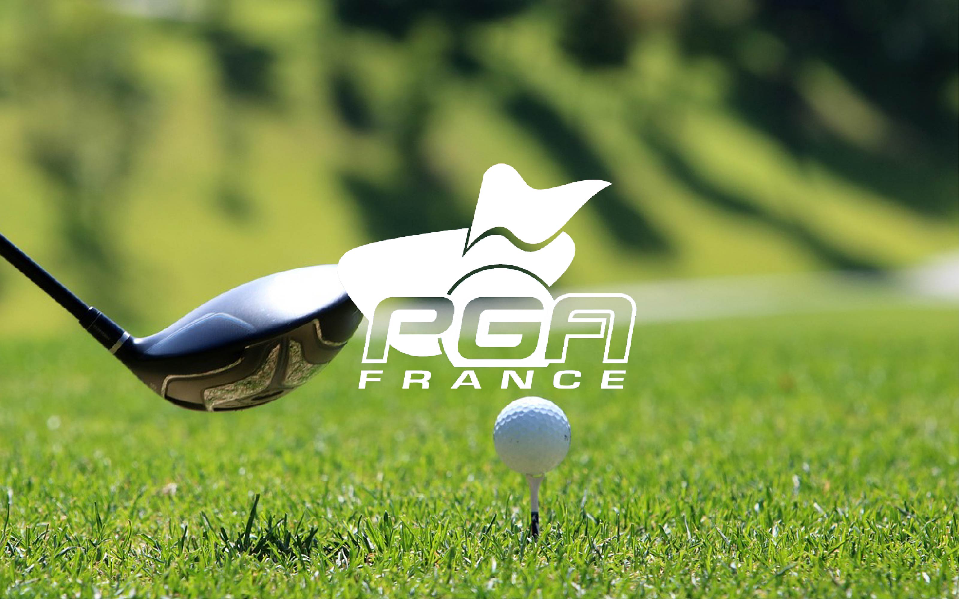 zoom sur un club de golf sur le point de taper dans une balle de golf, avec le logo de PGA France.