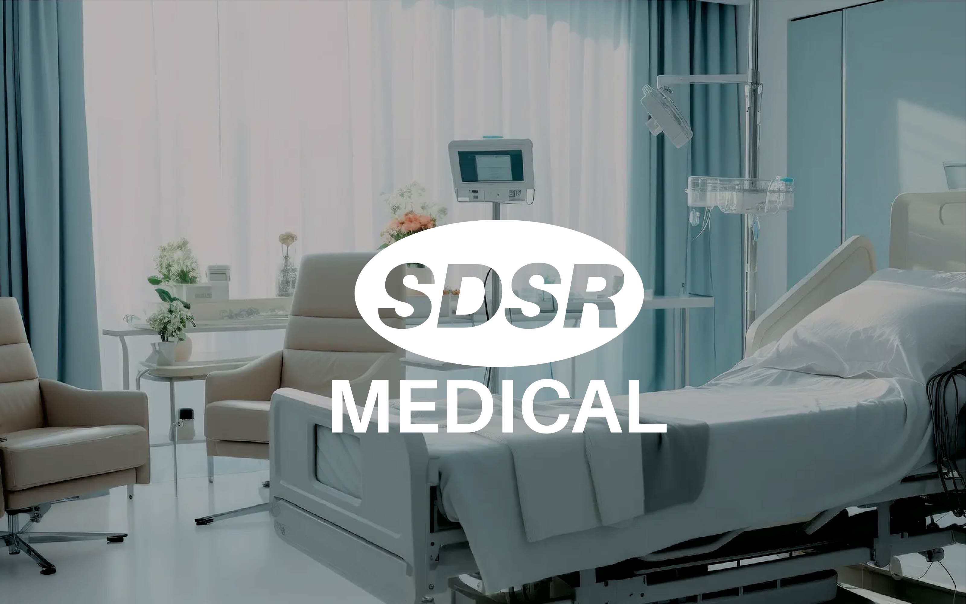 Lit médicalisé dans une chambre d'hôpital, avec le logo de SDSR médical.