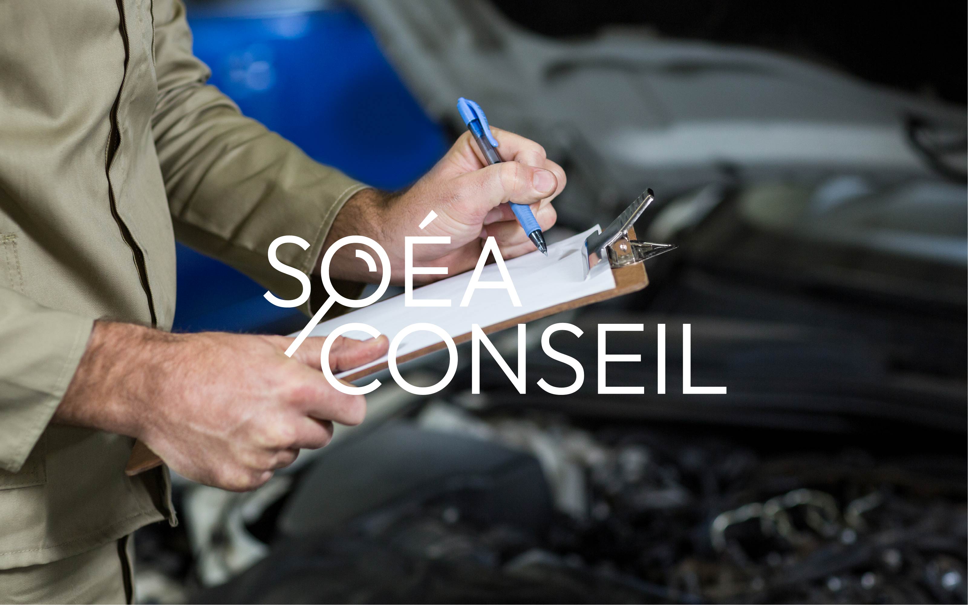 Mécanicien avec un document dans la main, et le logo de Soéa Conseil.
